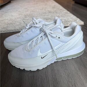 Nike Women’s Air Max Pulse Size 10